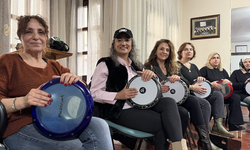 Ritim grubu üyeleri Trabzon’da darbuka çalarak stres atıp sosyalleşiyor