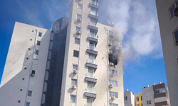 Oyun oynarken yakılan mum daireyi küle çevirdi!