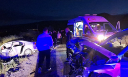 Çorum'da iki otomobilin çarpıştığı kazada 3'ü ağır 7 kişi yaralandı