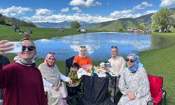 İki ay sonra kuruyacak göl için kilometrelerce yol geldiler