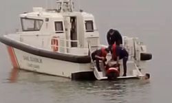 Denize atlayan kadını itfaiye eri kurtardı