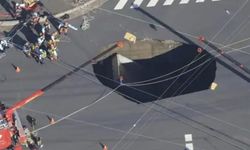 Japonya’daki yolda çöküntü meydana geldi, 3 metre çapında çukur oluştu