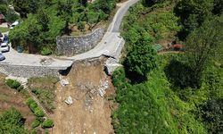Rize’de sağanak sonrası mahalle yolu çöktü