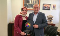 Mesleğinde 30 yılı doldurdu, plaketini Cumhurbaşkanı Erdoğan’ın elinden aldı