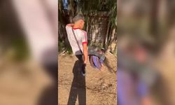 Sokakta uyuyan yaşlı adamın yüzüne tekme atıp sosyal medyada paylaştılar