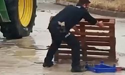 Sağanak yağmur altında görev başında: Polis memurunun mücadelesi kamerada