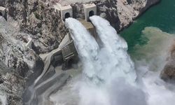 Yusufeli Barajı'nda kapaklar açıldı, gökkuşağı görüntüsü hayran bıraktı