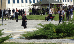 Bayburt'ta yanlış sınav merkezine gelen öğrencinin yardımına kadın polisler yetişti