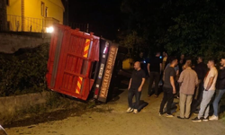 Giresun'da yaş çay yüklü kamyon devrildi