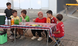 Harçlıklarını yolun kenarında kurdukları tezgahta alın teriyle kazandılar
