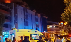 4 katlı binanın çatısında çıkan yangın korku dolu anlar yaşattı