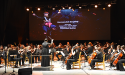 Trabzon'da öğretmenlerden oluşan orkestra ve dans topluluğu sahne aldı