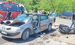 Motosiklet, akaryakıt istasyonuna dönen otomobile çarptı: 1 ölü, 1 yaralı