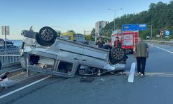 Bariyerlere çarpan otomobil takla atarak sürüklendi: 4 yaralı