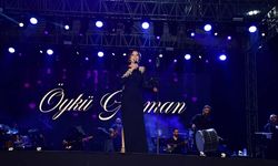 Trabzonlu sanatçı Öykü Gürman Samsun'da konser verdi