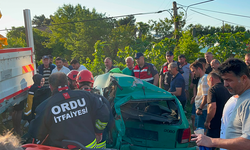 Ordu’da minibüs, park halindeki otomobile çarptı: 3 yaralı