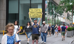 New York'ta Trump'ın doğum gününde protesto konseri