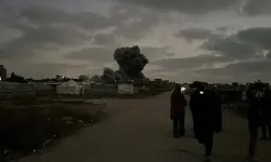 İsrail ordusu, Gazze'de bazı evleri hava saldırılarıyla hedef aldı