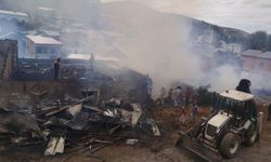 Bayburt'ta korkutan yangın! 4 ev ile 1 ahır kül oldu