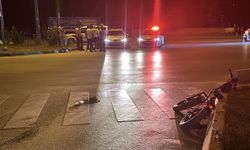 Kastamonu'da iki otomobilin çarptığı elektrikli bisiklet sürücüsü ağır yaralandı.