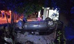 Takla atan otomobil evin bahçesine girdi: 1 yaralı