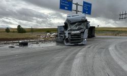 Tır ile tanker kavşakta çarpıştı: 2 sürücü yaralandı