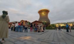 Yunan turistler dev çay bardağının altında yunan ezgileriyle horon oynadı
