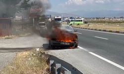 Erzincan'da araç küle döndü! Sürücünün elindeki sigara dikkat çekti