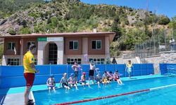Çocuklara portatif havuzda yüzme eğitimi