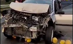 Kavun yüklü kamyonet ile otomobil çarpıştı: 3 yaralı