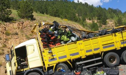 Gümüşhane'de sebze yüklü kamyon otomobile arkadan çarptı: 4 yaralı