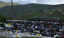 Kadırga Yaylası'ndaki üstü açık tarihi camide cuma namazı kılındı