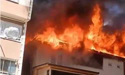Bursa'da 3 katlı binanın çatısı alevlere teslim oldu