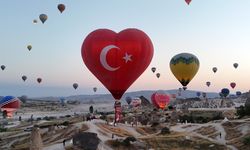 Kapadokya'da sıcak hava balonları 15 Temmuz dolayısıyla Türk bayrakları ve afişlerle uçtu