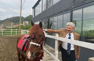 Belediye Başkanı Araklı’da yapımı devam eden ‘At Çiftliğini’ ziyaret etti!