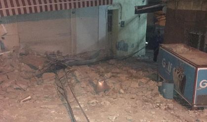 İzmir'de deprem anı kamerada! Büyük panik yaşandı, caminin minaresi yıkıldı