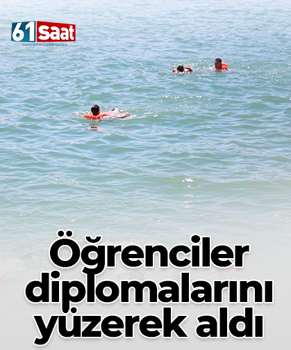 Öğrenciler diplomalarını yüzerek aldı