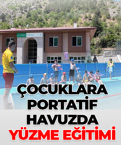 Çocuklara portatif havuzda yüzme eğitimi