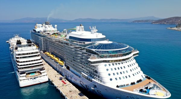 AYDIN - Kuşadası'nda "yüzen otellerle" 1 milyon yolcu hedefi