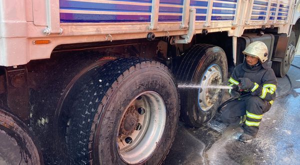 HATAY - Seyir halindeki kamyonun lastiği yandı