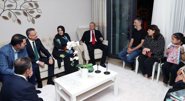 İSTANBUL - Cumhurbaşkanı Erdoğan, kentsel dönüşüm hak sahibi ailenin evine konuk oldu