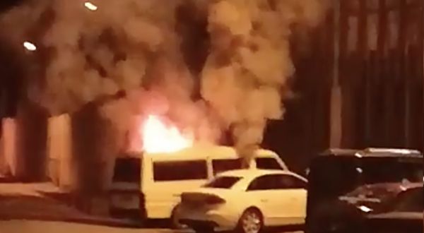Karabük'te park halindeki minibüs yandı