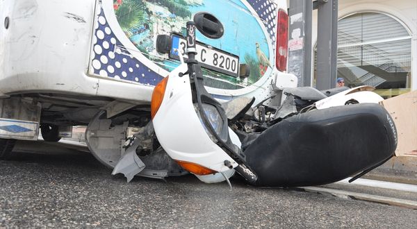MERSİN - Otomobilin çarptığı motosikletteki 2 kişi yaralandı