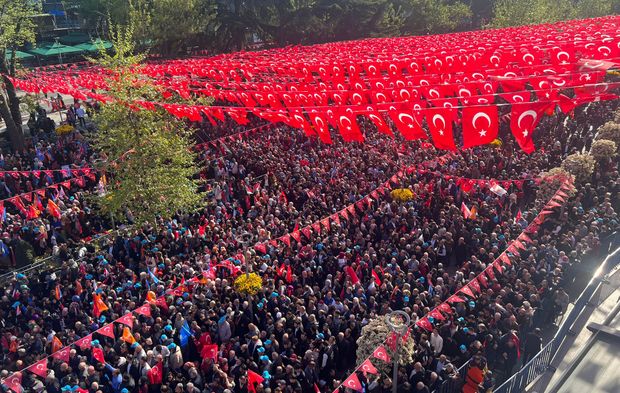 Trabzon'da on binlerce vatandaş meydana akın etti! Erdoğan coşkusu