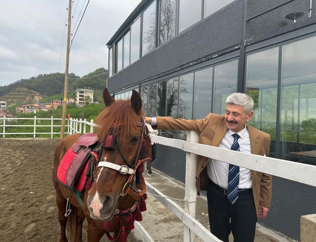 Belediye Başkanı Araklı’da yapımı devam eden ‘At Çiftliğini’ ziyaret etti!