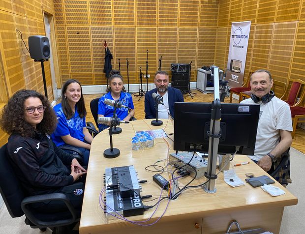Trabzonspor oyuncuları ve yönetim üyesi, TRT Trabzon Radyosu'na konuk oldu!