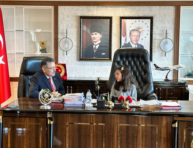 Başkan Ahmet Metin Genç, 23 Nisan Ulusal Egemenlik ve Çocuk Bayramı nedeniyle öğrencileri kabul etti