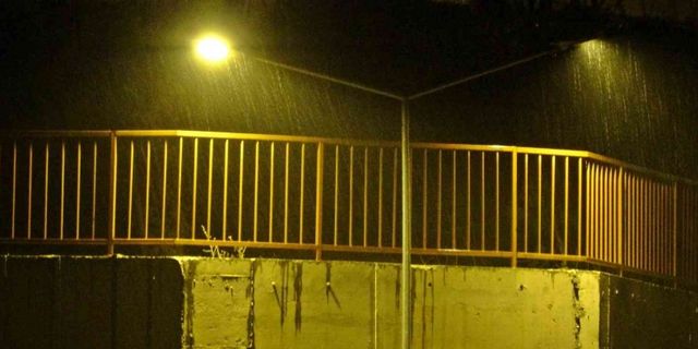 Yüksekova’da karla karışık yağmur etkisini gösterdi