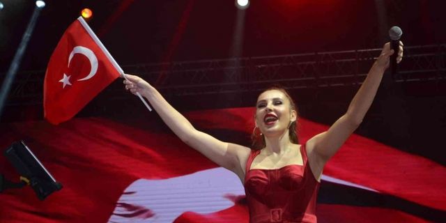 Osmaniye’de Funda Arar ile Turgay Başyayla 29 Ekim Cumhuriyet Bayramı kutlamaları kapsamında konser verdi