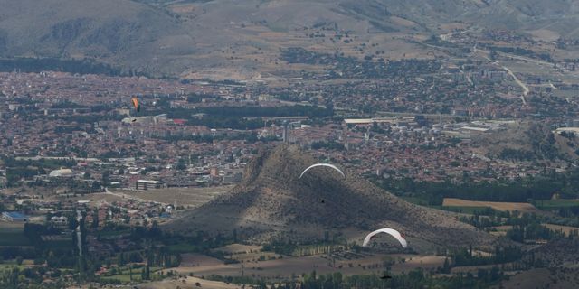 Türkiye Yamaç Paraşütü Mesafe Şampiyonası Tokat'ta sürüyor
